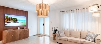 Casa Brickell. Prime Location! Coastal Vibes. Free Parking. Sleeps 14.