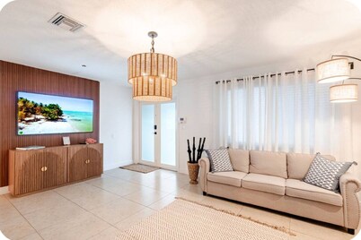 Casa Brickell. Prime Location! Coastal Vibes. Free Parking. Sleeps 14.