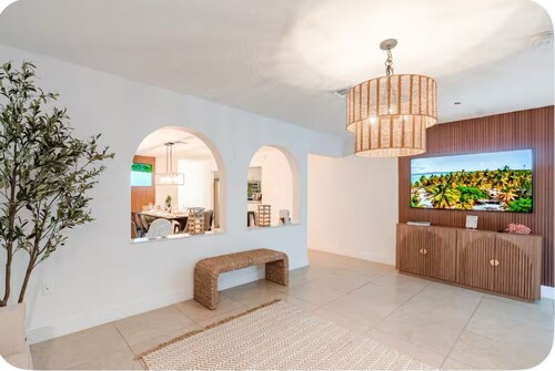 Casa Brickell. Prime Location! Coastal Vibes. Free Parking. Sleeps 14.