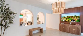 Casa Brickell. Prime Location! Coastal Vibes. Free Parking. Sleeps 14.