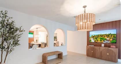 Casa Brickell. Prime Location! Coastal Vibes. Free Parking. Sleeps 14.