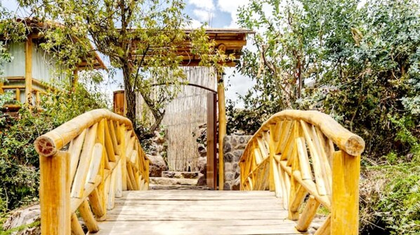Property grounds - Modern villa in the Sacred Valley, overlooking the stream, mountains and Arin waterfall. (Cuzco)