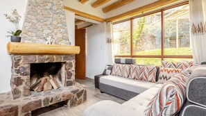 TV, fireplace - Modern villa in the Sacred Valley, overlooking the stream, mountains and Arin waterfall. (Cuzco)
