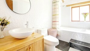 Chuveiro, secador de cabelo, toalhas de banho, papel higiênico