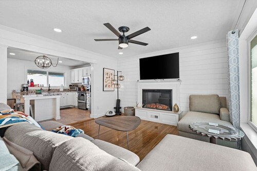 Airdream Cottage/Gated Garage-HotTub Laundry W&D