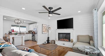 Airdream Cottage/Gated Garage-HotTub Laundry W&D