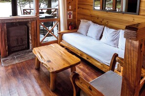 Bungalow, balcón, vista al jardín | Área de sala de estar