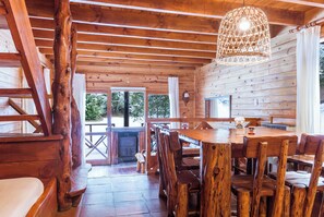 Bungalow, balcón, vista al jardín | Área de sala de estar