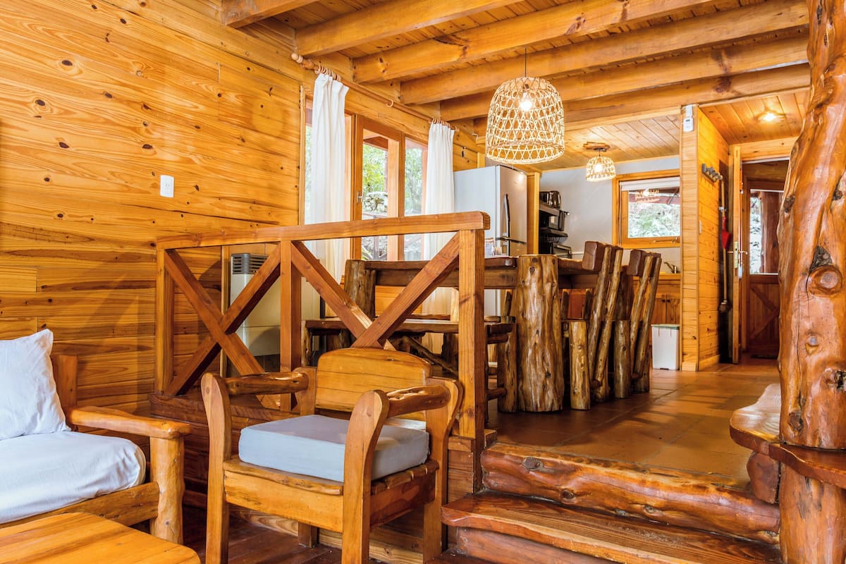 Bungalow, balcón, vista al jardín | Área de sala de estar