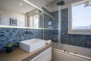 Shower, bidet, towels, toilet paper