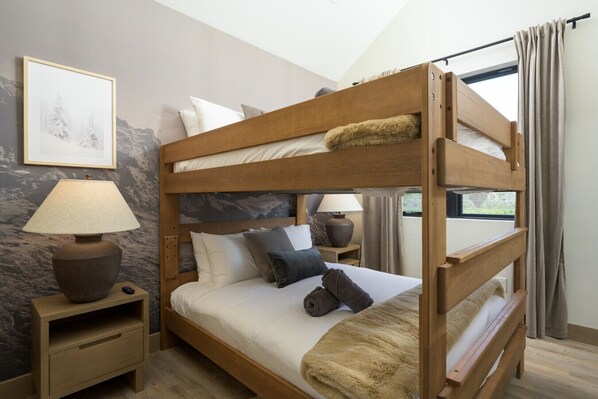 4 habitaciones, tabla de planchar con plancha, cuna de viaje y wifi 