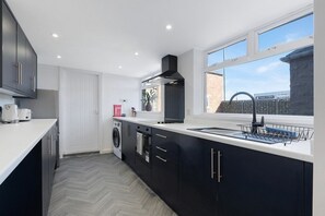 Jääkaappi, mikroaaltouuni, uuni, liesi