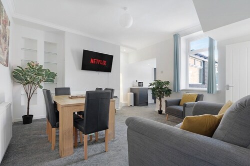 New! 4BR in Durham Road