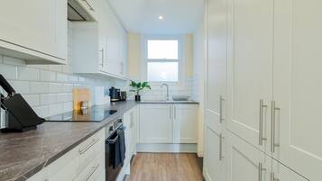 Kühlschrank, Mikrowelle, Ofen, Herdplatte