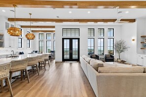 Smart-TV, DVD-spiller, bøker og filmbibliotek