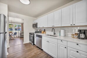 冷蔵庫、電子レンジ、オーブン、コンロ