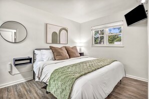 2 室のベッドルーム、WiFi (無料)、ベッドシーツ