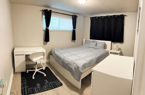 2 chambres, bureau, fer et planche à repasser, accès au Wi-Fi (inclus)