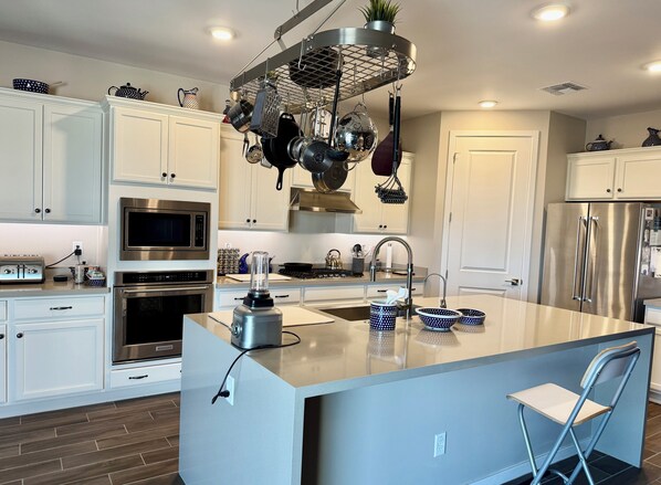 Microondas, horno, parrilla de estufa y lavavajillas