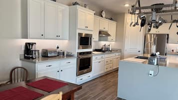 Micro-ondes, four, plaque de cuisson, lave-vaisselle