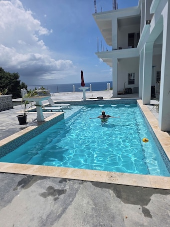 Pool. Royal 1 - Chez Mango Villa