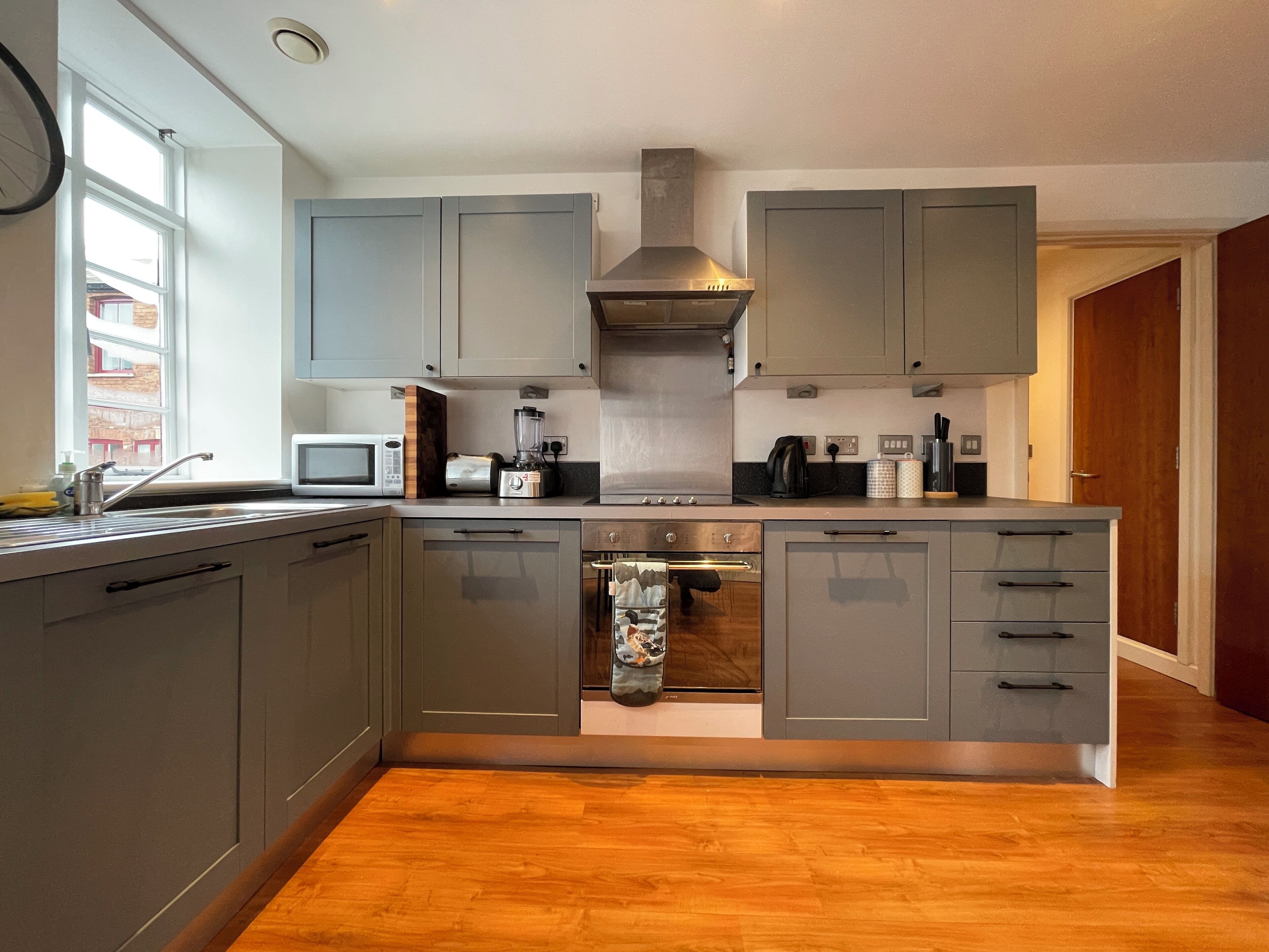 Standard Apartment | Private kitchen | Mini-fridge, microwave, oven, stovetop