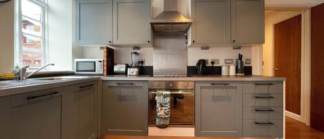 Standardlejlighed | Privat køkken | Minikøleskab, mikrobølgeovn, ovn, kogeplade