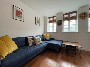 Apartament estàndard | Sala d'estar | Televisor de pantalla plana de 40 polzades amb canals per cable 