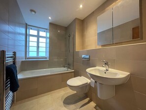 Apartament estàndard | Bany | Articles de tocador gratuïts, assecador de cabells, tovalloles i sabó 