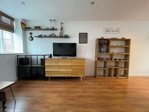 スタンダード アパートメント | リビング エリア | 40 インチの薄型テレビ (ケーブル放送視聴可)