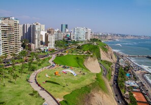 Aerial view - Loft steps away from Larcomar for urban explorers (Miraflores)