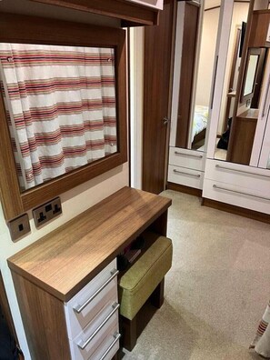 2 Schlafzimmer, individuell dekoriert, individuell eingerichtet