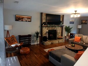 Una Smart TV, una pantalla de ordenador, una impresora