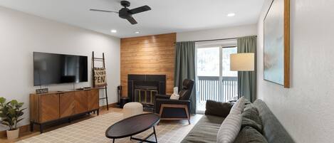 Condo (2 Bedrooms) | Front of property