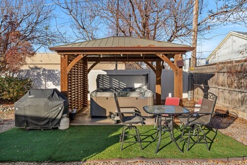 Year round:1959 Airstream Shiny Tiny Home HOTTuB