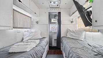 Iron/ironing board, internet, bed sheets