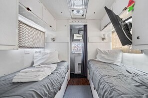 Iron/ironing board, internet, bed sheets