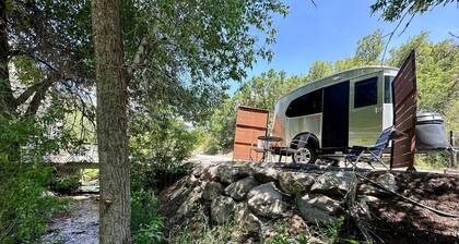 Tiny Shiny Basecamp, River-Front 20 min from SLC