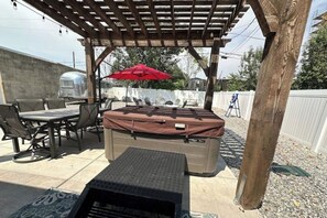 Outdoor dining - Rise&Shine- Mid Mod Entire House Hot Tub, Fire Pit (South Salt Lake)