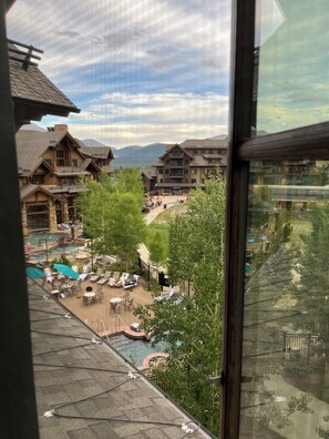 Property grounds - 2 bedroom corner unit with vaulted ceilings, and majestic mountain views. (Breckenridge)