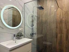 Douche, sèche-cheveux, bidet