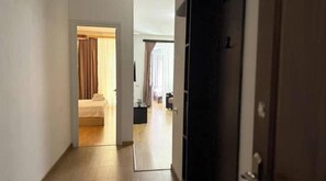 2 bedrooms, internet, bed sheets