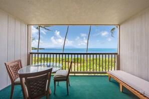 Outdoor dining - Oceanfront Moloka‘i Retreat | Wavecrest 2nd Floor (Kaunakakai)