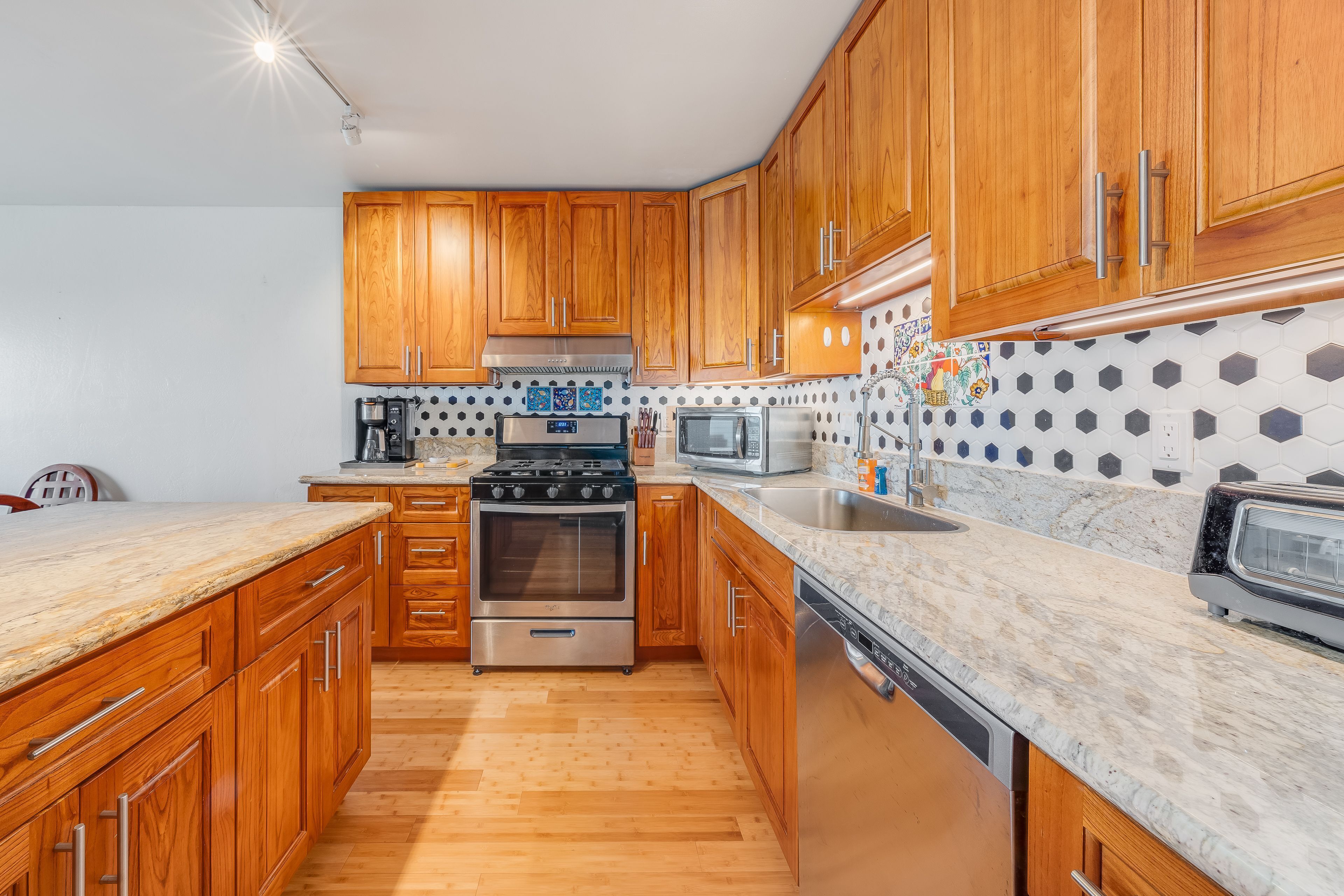 Kjøleskap, mikrobølgeovn, ovn og kokeplater