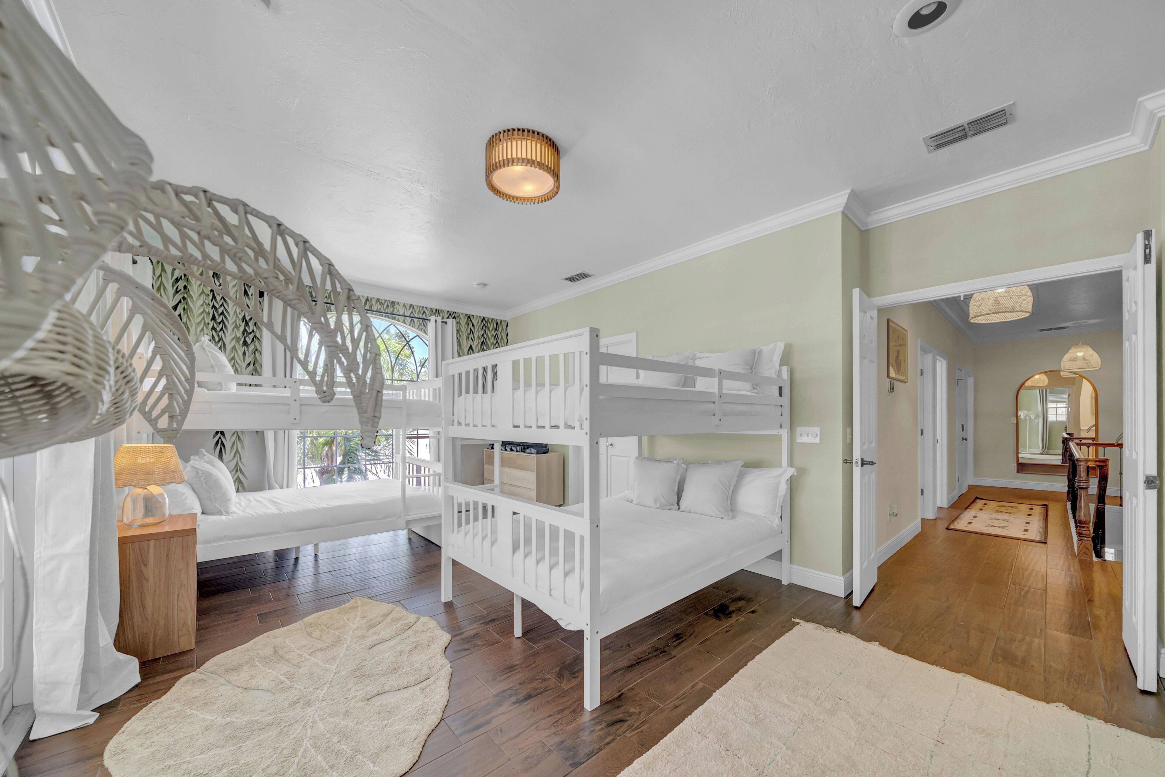 6 habitaciones, tabla de planchar con plancha, wifi y ropa de cama 