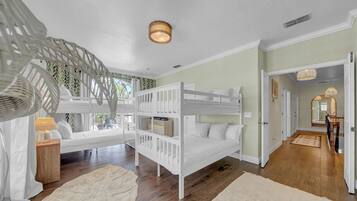 6 slaapkamers, een strijkplank/strijkijzer, wifi, beddengoed