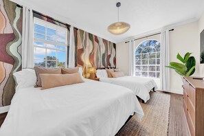 6 bedrooms, iron/ironing board, WiFi, bed sheets
