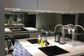 Cribs/infant beds