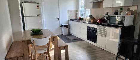 Mikroaaltouuni, uuni, liesi, leivänpaahdin