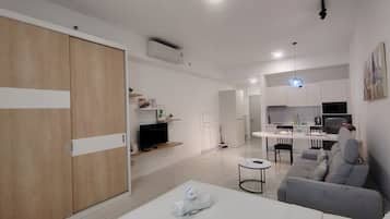 Deluxe Studio Suite, City View | Dapur peribadi | Peti sejuk